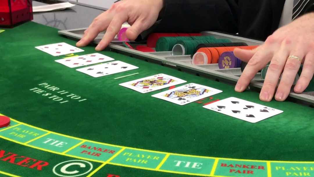 Dealer tại Lucky Ruby đang tiến hành so điểm Baccarat